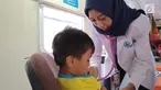 Petugas medis memeriksa seorang anak yang berobat ke Rail Clinic yang berhenti di Stasiun Alastua, Semarang, Jawa Tengah, Kamis ( 28/3). Pengobatan gratis dari PT KAI ini dihadiri oleh ratusan warga sekitar stasiun. (Liputan6.com/Gholib)