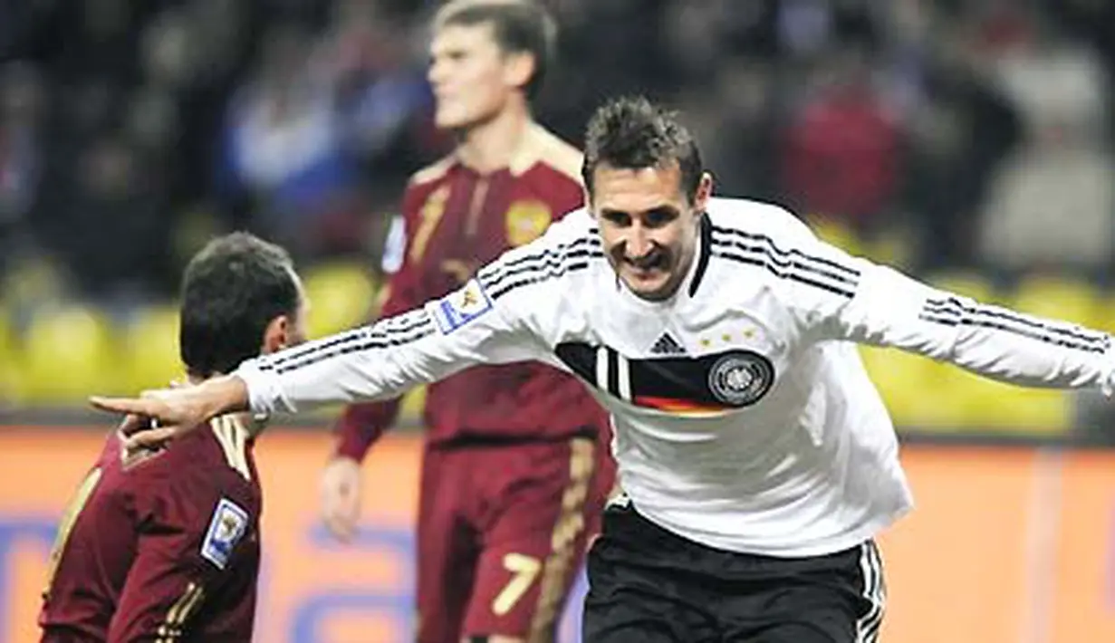 Gol tunggal Miroslav Klose mengantarkan Jerman lolos ke putaran final PD 2010. Jerman mengalahkan Rusia 1-0 di Stadion Luzhnikil, Moskow, 10 Oktober 2009. AFP PHOTO/NIGEL TREBLIN