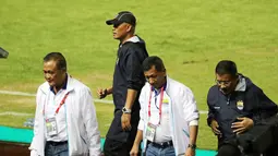 Herrie Setiawan (2kiri) bersama manajemen Persib pada laga Persib Bandung melawan Mitra Kukar di ajang Torabika SC 2016. Persib Bandung Menang 2-1. (Bola.com/Nicklas Hanoatubun)