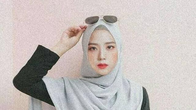 6 Editan Foto Jisoo Blackpink Saat Berhijab Ini Bikin Senyum, Fans Tepuk Jidat