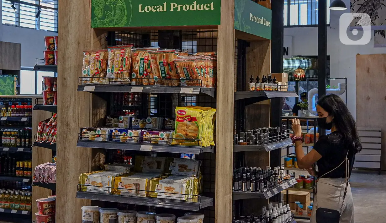 Pengunjung memilih produk Usaha Mikro, Kecil, dan Menengah (UMKM) yang dijual di M Block Market, Jakarta, Minggu (14/3/2021). M Block Market merupakan toko swalayan yang menjual 70 persen berbagai produk buatan dalam negeri. (Liputan6.com/Faizal Fanani)