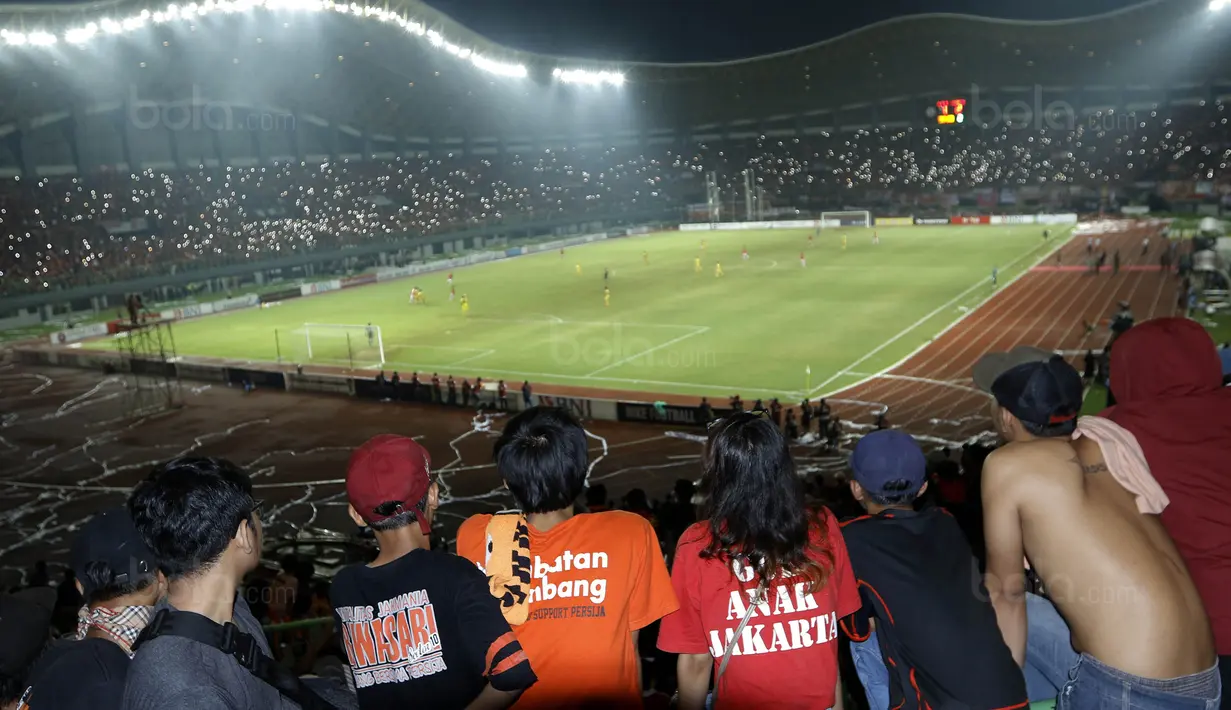 Ribuan The Jakmania saat menyaksikan laga terakhir Persija di Liga 1 di Stadion Patriot, Bekasi, Minggu (12/11/2017). Persija menang 2-1 atas Bhayangkara FC. (Bola.com/ M Iqbal Ichsan)