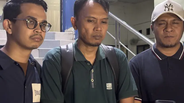 Direktur Imparsial Ardi didampingi oleh kuasa hukumnya membuat laporan ke Polda Metro Jaya.