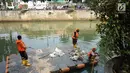 Petugas membersihkan sampah plastik yang mengapung di aliran anak Sungai Ciliwung, Pasar Baru, Jakarta, Selasa (6/8/2019). Perilaku buruk sebagian masyarakat yang membuang sampah sembarangan menyebabkan petugas harus membersihkan sungai setiap hari. (Liputan6.com/Immanuel Antonius)