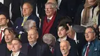 Ekspresi mantan pelatih Manchester United, Sir Alex Ferguson saat Setan Merah berhasil menang come back atas Lyon dalam laga leg 2 Perempat Final Liga Europa 2024/2025 di Old Trafford, Manchester, Inggris, Jumat (18/04/2025) dini hari WIB. (AFP/Oli Scarff)