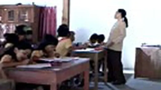 Sekolah Rusak, Siswa Numpang Di Rumah Warga