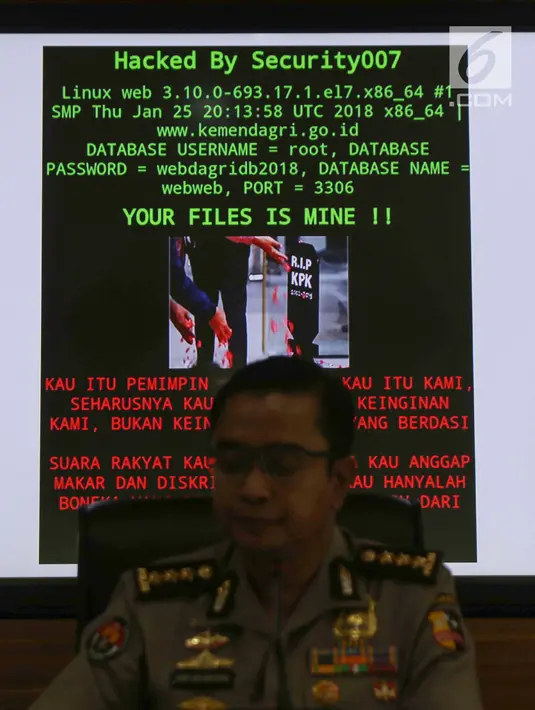 Tangkapan layar menampilkan situs Kemendagri yang diretas ditampilkan saat rilis di Mabes Polri, Jakarta, Jumat (27/9/2019). DirTipidsiber Bareskrim Polri mengungkap tersangka peretasan situs Kemendagri. (Liputan6.com/Helmi Fithriansyah)