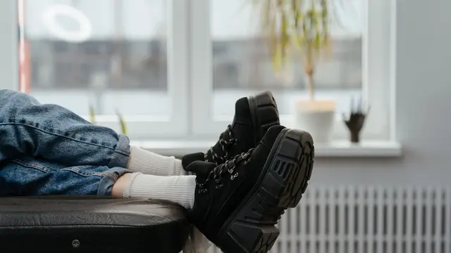 Mengenakan Sepatu yang Tertutup