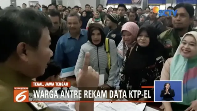 Warga Tegal, Jawa Tengah, antre rekam data KTP Elektronik mengingat Pilkada serentak tinggal dua hari lagi.