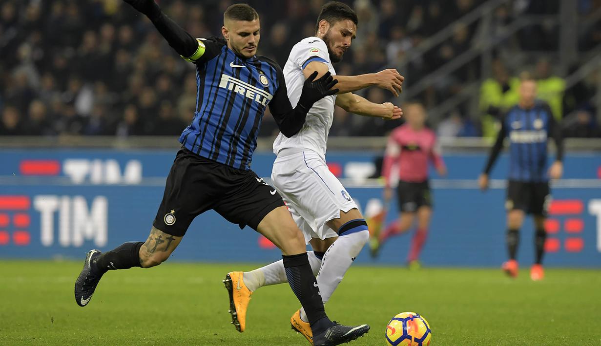 Striker Inter Milan, Mauro Icardi, berusaha merebut bola dari bek Atalanta, Jose Luis Palomino, pada laga Serie A Italia di Stadion San Siro, Milan, Minggu (19/11/2017). Inter menang 2-0 atas Atalanta. (AFP/Miguel Medina)