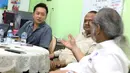 Pria yang diduga menendang anak dalam insiden ayunan di Kelapa Gading, Jonathan, berdialog dengan Ketua Komnas PA Arist Merdeka Sirait di Komnas Perlindungan Anak, Jakarta, Senin (30/4). (Liputan6.com/Immanuel Antonius)