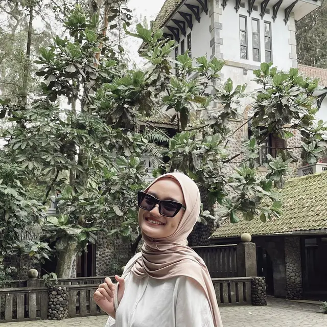 6 Potret Terbaru Reyna Fakhira Sosok Viral Disebut Mirip Dinda Hauw, Baru Lulus S1