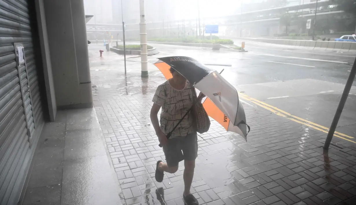 Badan meteorologi Hong Kong juga telah mengeluarkan peringatan dini bahwa angin kencang berkekuatan badai kemungkinan terjadi di lepas pantai dan dataran tinggi pada Rabu 24 September 2025. (Peter PARKS/AFP)