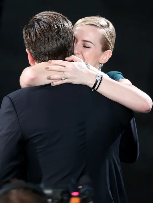 Leonardo DiCaprio mendapat pelukan dari Kate Winslet saat akan menerima penghargaan sebagai aktor terbaik dalam film 'The Revenant' di Screen Actors Guild Awards di Los Angeles, 30 Januari 2016 (Christopher Polk/Getty Images untuk Turner/AFP) 