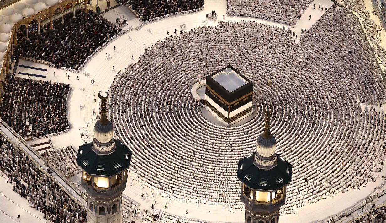 Umat Muslim melaksanakan salat Maghrib di sekitar Ka'bah, kompleks Masjidil Haram pada Minggu 24 Mei 2026, menjelang ibadah haji tahunan. (Zain JAAFAR/AFP)