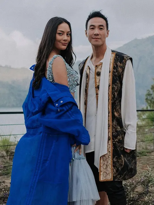 Tampak pula Erika Carlina yang tampil menawan bergaya ala princess Disney. Daniel bersama rekan artis yang lain ikut meramaikan tempat wisata yang menyajikan pemandangan alam yang indah. (Liputan6.com/IG/@vjdaniel)
