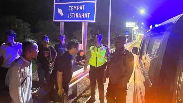 Polisi olah TKP penyerangan bus Persib di rest area tol Batang. (istimewa).