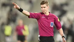 Francois Letexier yang kini berusia 35 tahun merupakan wasit kelahiran Bedee, Prancis, pada 24 April 1989. (AFP/Nicolas Tucat)