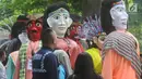 Ondel-ondel memeriahkan karnaval ulang tahun Kota Tangerang Selatan ke-10 di Ciputat, Tangerang Selatan, Minggu (11/11). Karnaval tersebut diikuti lebih dari seratus ondel - ondel se-kecamatan di Kota Tangerang Selatan. (Merdeka.com/Arie Basuki)