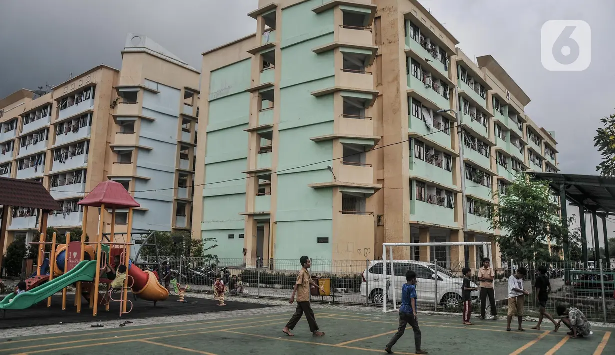 Anak-anak saat bermain di Rusunawa Marunda, Jakarta Utara, Rabu (9/3/2022). Pencemaran debu batu bara juga membuat seorang anak berinisial R (9) kehilangan mata sebelah kanan yang diduga akibat kelilipan polusi tersebut. (merdeka.com/Iqbal S. Nugroho)