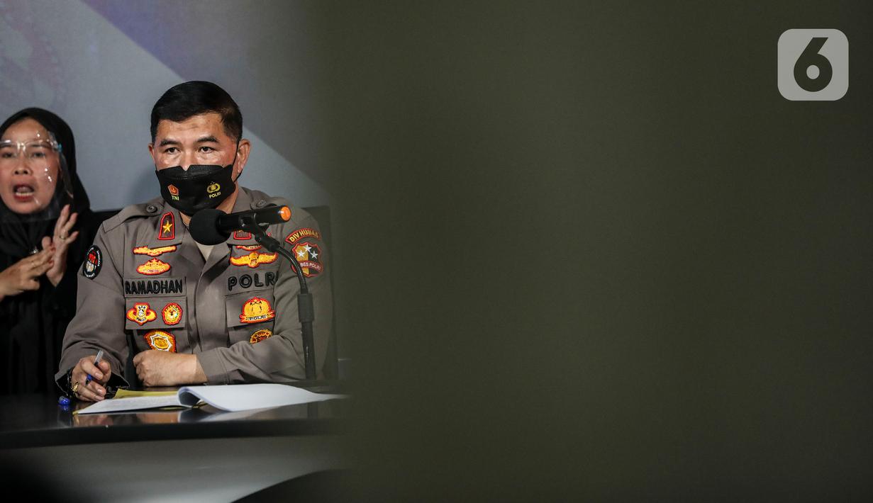 Karo Penmas Polri Brigjen Ahmad Ramadhan memberikan keterangan perkembangan terbaru penyidikan kasus penyelewengan dana kemanusiaan lembaga Aksi Cepat Tanggap (ACT) di Gedung Humas Polri, Jakarta Selatan, Senin (25/7/2022). Bareskrim mengusut dugaan penyalahgunaan dana bantuan kompensasi untuk korban kecelakaan pesawat Lion Air JT-610 pada 2018. (Liputan6.com/JohanTallo)