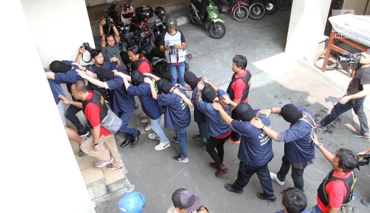 Sejumlah orang yang ditangkap saat penggerebekan PT. Atlantis Jaya di Ruko Kokan Permata Blok B 15-16 Kelapa Gading Rt15/RW 03 Kelapa Gading Barat, Jakarta, Senin (22/5). (Liputan6.com/Gempur M Surya)
