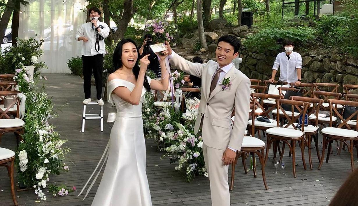 Pernikahan Jang Hansol dan Jeanette Ong digelar outdoor dengan tema rustic kekinian. Area pernikahan diperindah dengan banyak bunga. Digelar di lokasi yang asri dengan dikelilingi pepohonan rindang, pasangan YouTuber ini tampak begitu bahagia dengan senyum yang menawan. (Liputan6.com/IG/@jinxuanc)