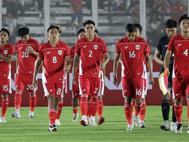 Pemain Timnas Indonesia U-23 memasuki lapangan pertandingan dalam laga uji coba melawan India di Stadion Madya, Senayan, Jakarta, Jumat (10/10/2025). (Bola.com/Muhammad Iqbal Ichsan)