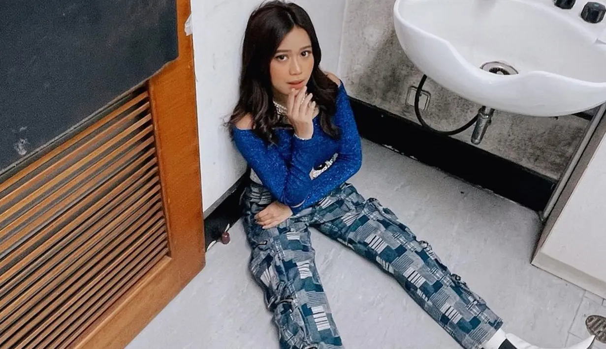 Wanita yang berparas imut ini memang selalu memperhatikan gaya dan posenya ketika berfoto. Berbeda dari pose artis lain yang biasanya berdiri atau duduk di kursi, Brisia menunjukkan pose foto andalan dengan duduk tanpa alas. Ia bahkan duduk selonjoran di lantai saat berfoto di dalam kamar mandi. (Liputan6.com/IG/@brisiajodie96)
