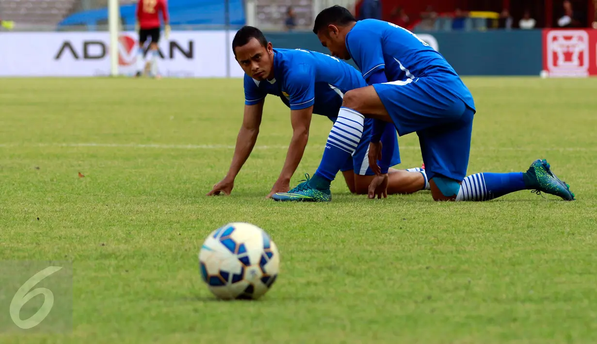 Duo Gelandang Persib Atep (kiri) dan Firman Utina berbincang selama latihan di Stadion Utama Gelora Bung Karno (SUGBK), Senayan, Jakarta, Sabtu (17/10/2015). Persib akan melawan Sriwijaya FC pada laga final 18 oktober. (Liputan6.com/Yoppy Renato) 