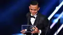 Penyerang Penang FA, Mohd Faiz Subri, menerima penghargaan FIFA Puskas Award 2016 di Zurich, Swiss, Senin (9/1/2017). Pesepak bola Malaysia ini menerima penghargaan berkat gol indahnya ke gawang Pahang FA. (AFP/Fabrice Coffrini)