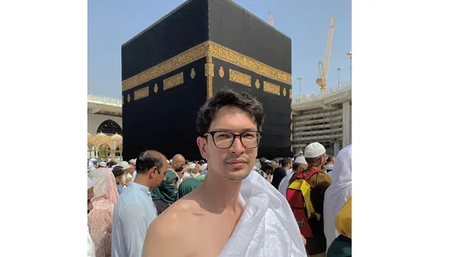 6 Potret Dimas Beck saat Umrah, Sempat Salat Gaib untuk Ashraf Sinclair