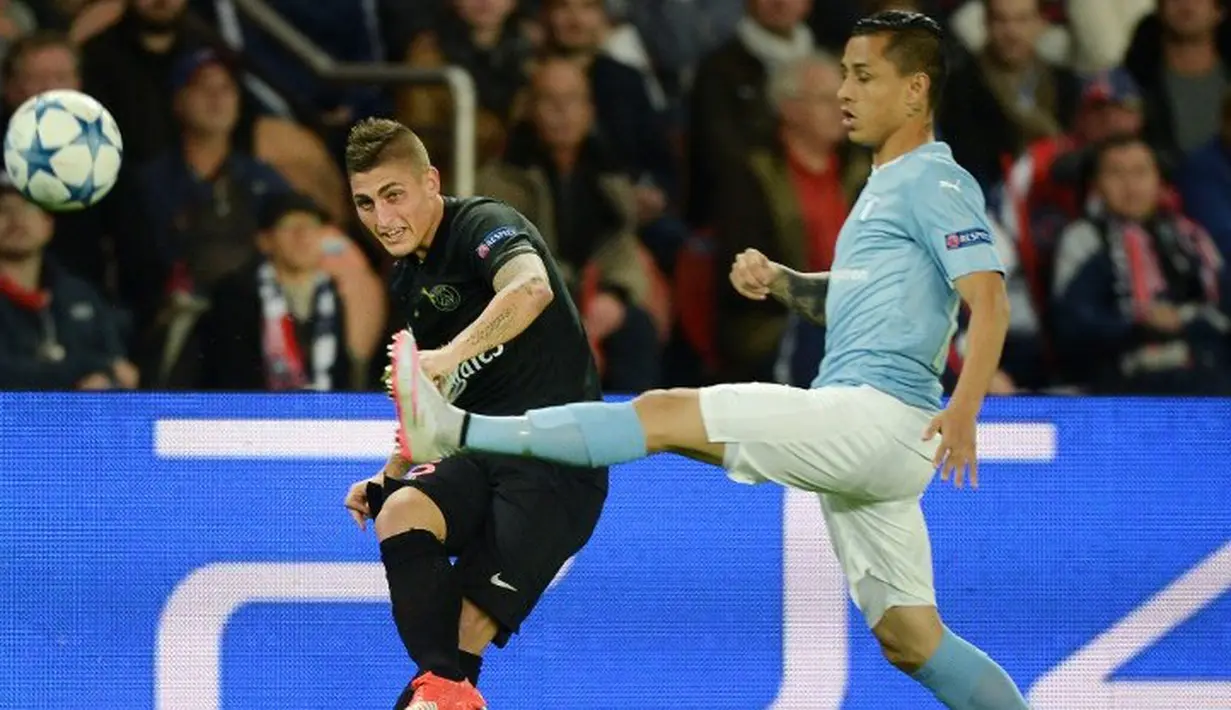 Pemain PSG, Marco Verratti (kiri) berebut bola dengan pemain Malmo, Yoshimar Yotun, dalam laga Grup A Liga Champions di Stadion Parc des Princes, Paris, Prancis (15/9/2015). (AFP Photo/Jean-Sebastien Evrard)