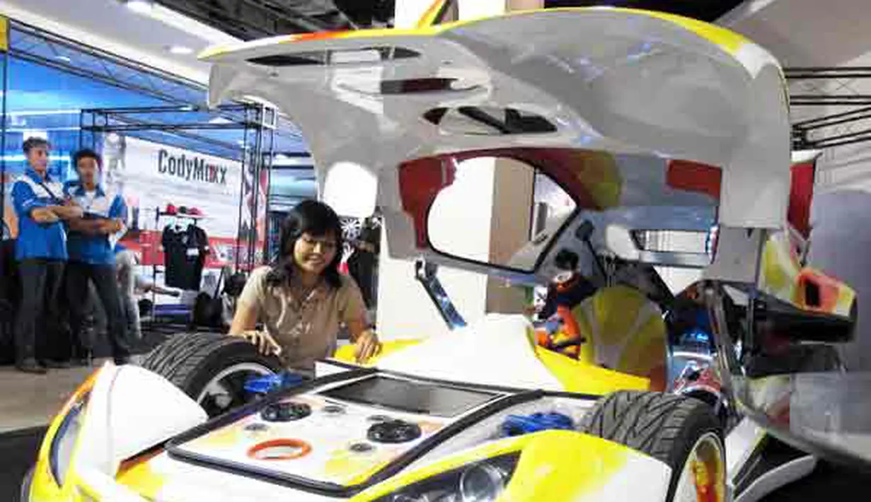 Seorang pengunjung berada di samping mobil BMW yang dimodifikasi, saat Auto Show Trade Fair 2011 di Tunjungan Plasa Surabaya, Rabu (5/10). (Antarafoto)
