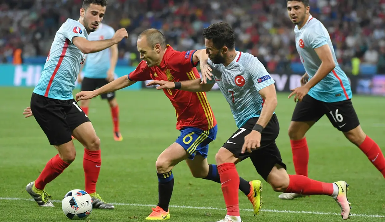 Andres Iniesta melepaskan 94% umpan yang akurat serta menciptakan tiga peluang saat Spanyol menang telak 3-0 atas Turki, (17/6/2016). (AFP/Boris Horvat)