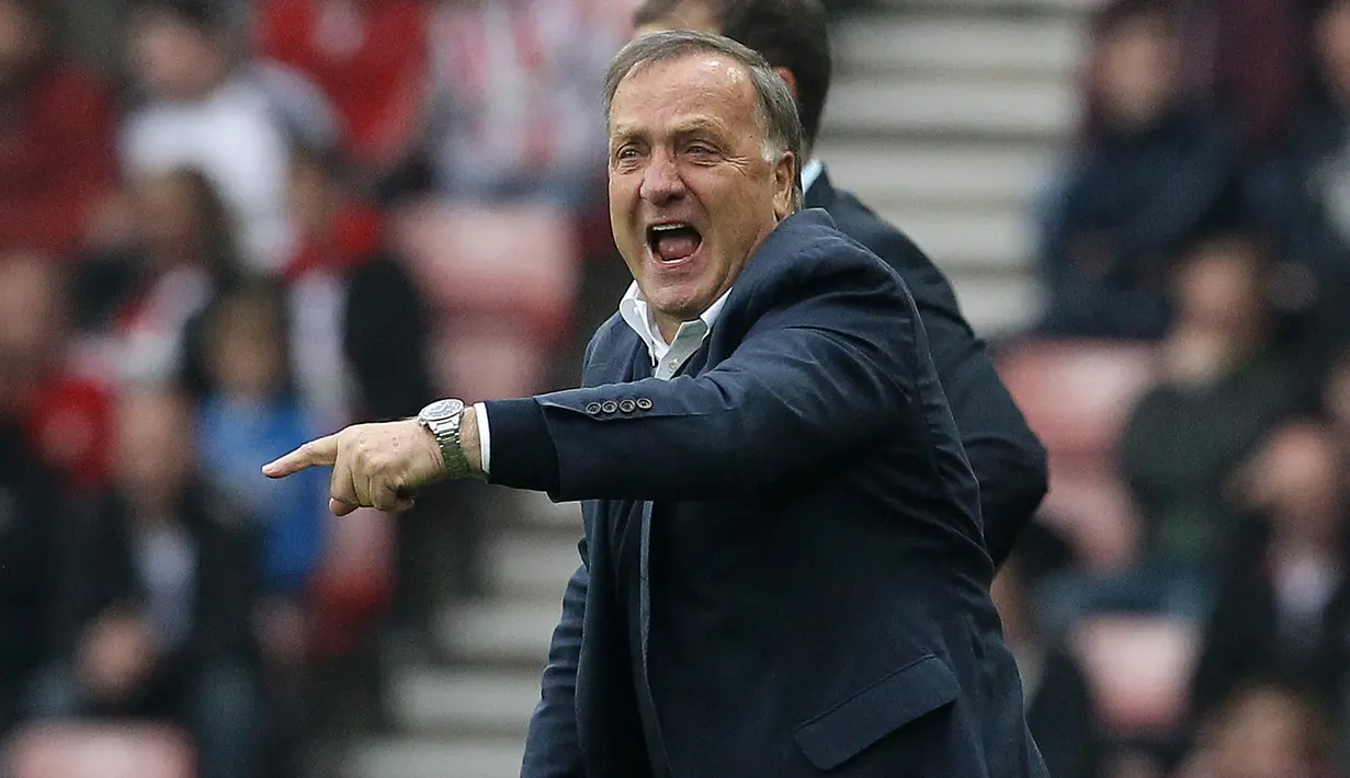 Dick Advocaat. Pelatih berusia 74 tahun yang baru saja diangkat sebagai penasihat teknik FC Utrecht pada Maret 2022 ini pernah membesut Sunderland di Liga Inggris mulai Maret hingga Oktober 2015. Ia sukses menghindarkan tim dari degradasi pada akhir musim 2014/2015. (AFP/Lindsey Parnaby)