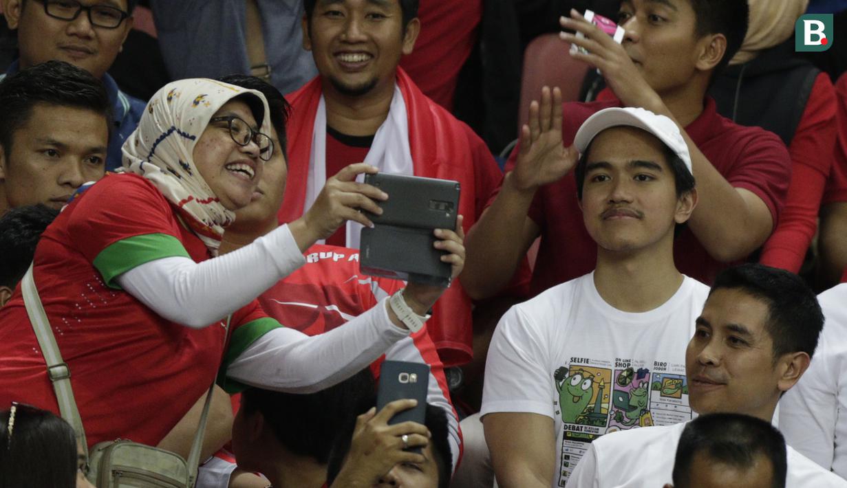 Putra Presiden Joko Widodo, Kaesang Pangarep, menonton laga Piala AFF 2018 antara Singapura melawan Timnas Indonesia di Stadion Nasional, Singapura, Jumat (9/11). Singapura menang 1-0 atas Indonesia. (Bola.com/M Iqbal Ichsan)