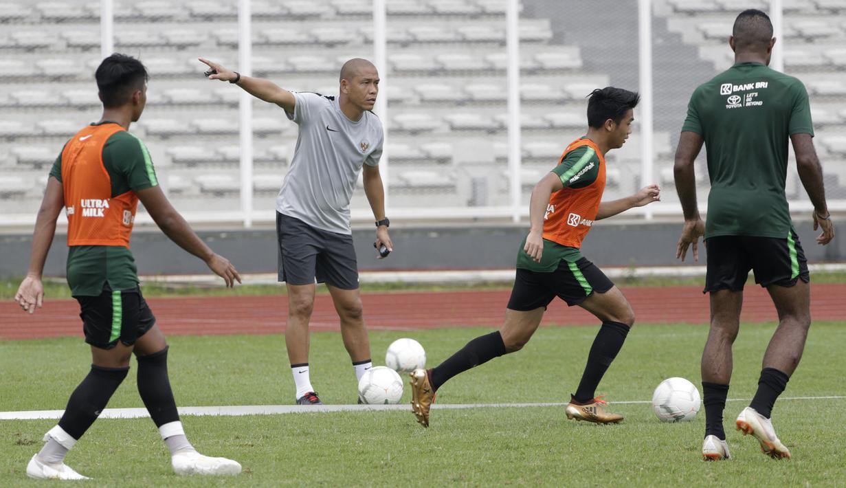 Asisten pelatih Timnas Indonesia U-22, Nova Arianto, memberikan arahan saat latihan di Stadion Madya Senayan, Jakarta, Selasa (22/1). Latihan ini merupakan persiapan jelang Piala AFF U-22. (Bola.com/Yoppy Renato)