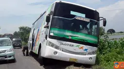 Citizen6, Surabaya: Bus Jawa Indah jurusan Surabaya-Semarang terperosok dikedalam tambak ikan bandeng/ udang di Gresik. karena ingin mendahului kendaraan yang ada didepannya, dari kejadian tersebut penumpang sontak berteriak ketakutan. (Pengirim: Andre)