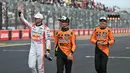 Pembalap Red Bull Racing, Max Verstappen tampil impresif dan melibas duo McLaren, Lando Norris dan Oscar Piastri. (MOHD RASFAN/AFP)