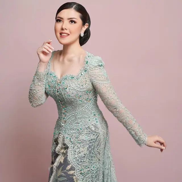 Gaya Kece Tina Toon Kenakan Kebaya Modern hingga Klasik Meski Punya Darah Tionghoa yang Kental