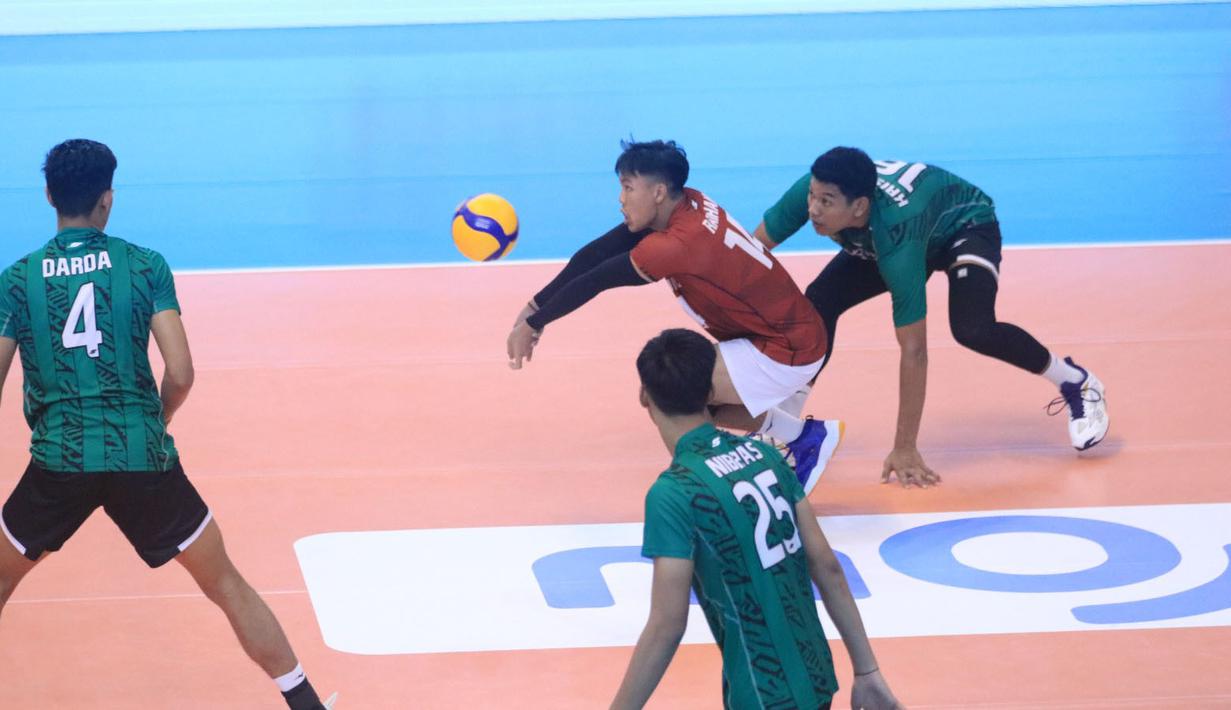 <p>Pemain Jakarta Garuda Jaya, Raihan Rizky Attorif (tengah) berhasil menerima bola serve dari pemain Jakarta LavAni Allo Bank Electric pada laga putaran I PLN Mobile Proliga 2024 di GOR Amongrogo, Yogyakarta, Kamis (25/4/2024). Jakarta Garuda Jaya Kalah 0-3 (16-25, 22-25, 20-25). (Dok. PBVSI)</p>