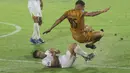 <p>Pemain Bhayangkara FC, Junior Brandao (atas) terjatuh setelah ditekel pemain Madura United, Novan Sasongko pada laga pekan ke-27 BRI Liga 1 2023/2024 di Stadion STIK, Jakarta Selatan, Jumat (1/3/2024). (Bola.com/M Iqbal Ichsan)</p>