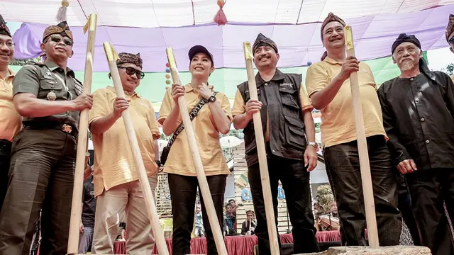 Menteri Pariwisata Arief Yahya, Anggota DPR-RI Ferdiansyah, Artis Tyas Minarsih dan beberapa pejabat Garut lainnya dalam launching pasar digital wisata di Kampung Pulo, Kawasan cagar alam Candi Cangkuang, Garut