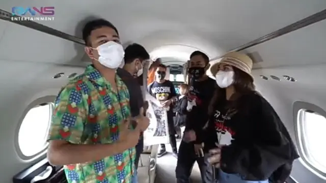 Raffi Ahmad saat naik jet pribadi