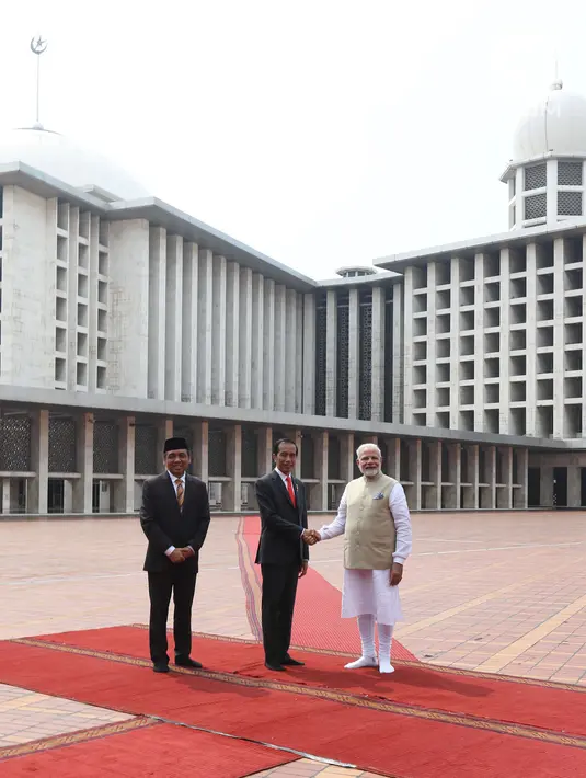 Presiden Joko Widodo (tengah) bersalaman dengan PM India Narendra Modi (kanan) saat mengunjungi Masjid Istiqlal, Jakarta, Rabu (30/5). Kunjungan kenegaraan Narendra Modi tersebut membahas isu-isu bilateral, regional dan global. (Liputan6.com/Angga Yuniar)