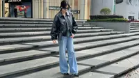 Jaket Kulit Oversized Dipadu Jeans Model Flare yang Longgar | dok. instagram.com/zeeasadel