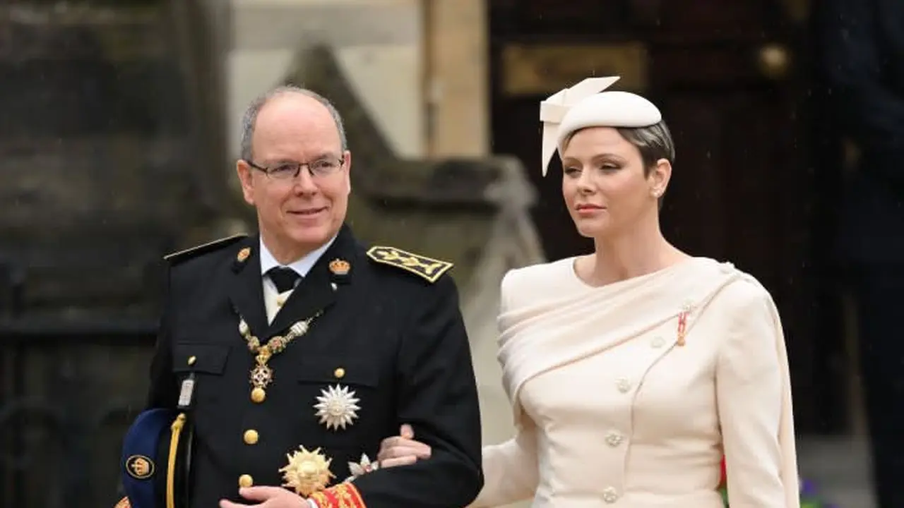 Pangeran Albert II dan Putri Charlene dari Monako menghadiri acara penobatan Raja Charles III dan Ratu Camilla di London, Inggris pada 6 Mei 2023. (Twitter/@WadaniLulua)