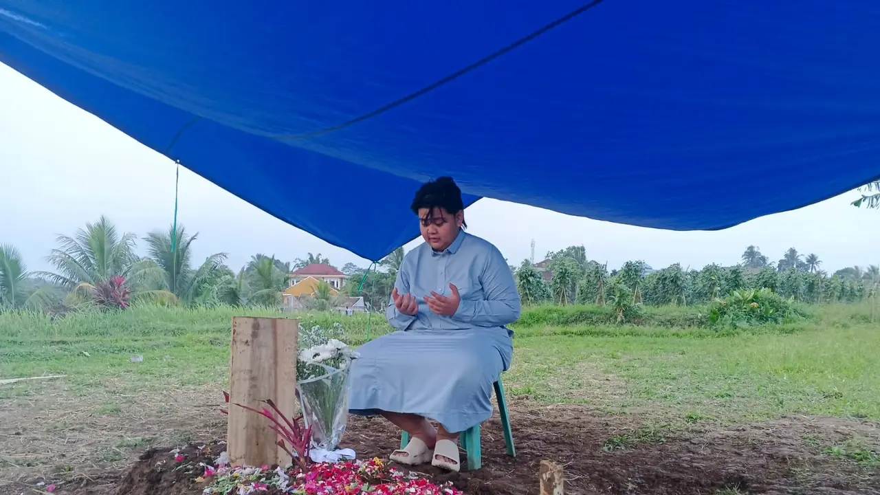 Pemakaman pendaki asal Kecamatan Cibadak Kabupaten Kabupaten Sukabumi meninggal di Gunung Slamet, Jawa Tengah. (Liputan6.com/Istimewa).