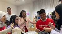 Bek Timnas Indonesia, Shayne Pattynama, berada di Bali dalam sebuah acara dengan brand. (Bola.com/Alit Binawan)